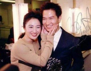 张家辉怎么追到关咏荷：关咏荷张家辉一起演过的电视