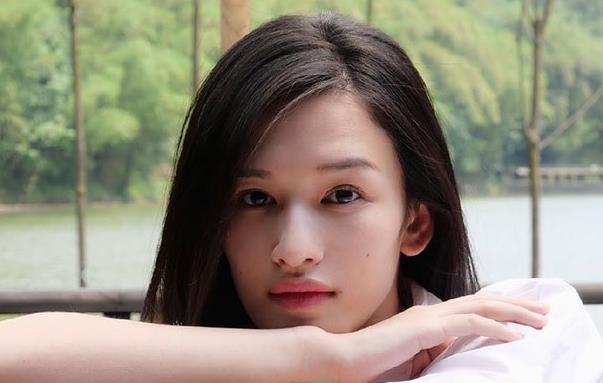 张柏嘉和屈菁菁长得像,张柏嘉是哪个公司的 张柏嘉和屈菁菁长得像,张柏嘉是哪个公司的