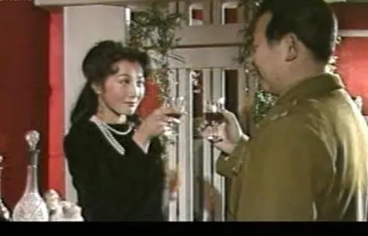 评分9.0以上的谍战剧有哪些，《潜伏》依旧谍战巅峰