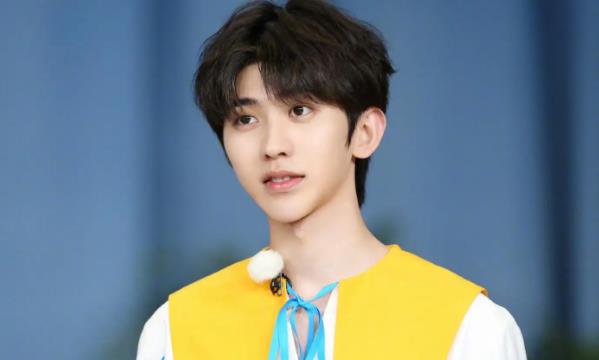 蔡徐坤到底和谁是情侣,蔡徐坤现在多大年龄