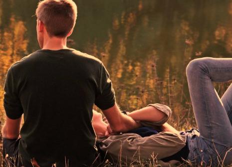 一旦男人开始碰你的手臂 碰你胳膊真实意图解读