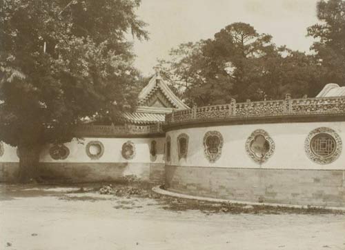 中南海瀛台牣鱼亭,牣鱼亭位于瀛台之上,彩色琉璃砖的桥栏,亭顶为黄、绿琉璃瓦