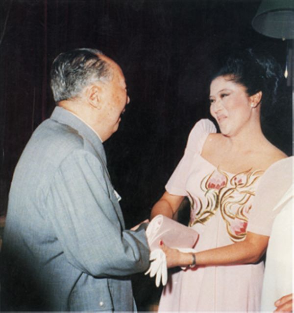 1975年6月,毛泽东在中南海会见菲律宾总统和夫人以其子女。毛泽东与夫人伊梅尔达亲切握手