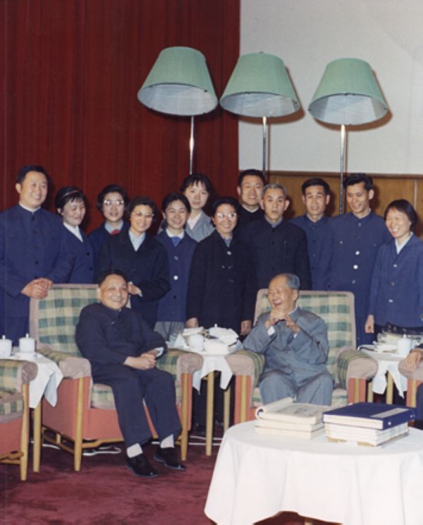 1975年,毛泽东与邓小平以及毛泽东身边工作人员在中南海书房里一同合影。