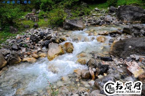 关于溪流的句子 形容溪流的句子